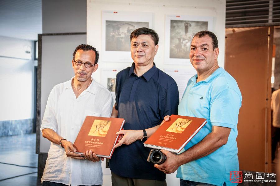 16 中國攝影家餘甯台向摩洛哥影像學會贈送其國際影賽獲獎作(zuò)品集.jpg